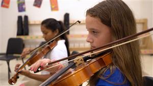 girl playing violin 